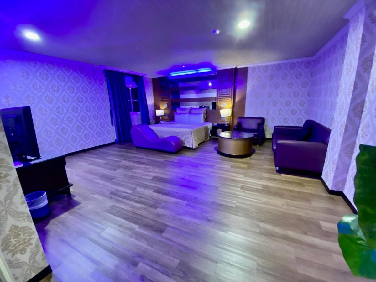 Huang Xing Motel Pingtung Bagian luar foto