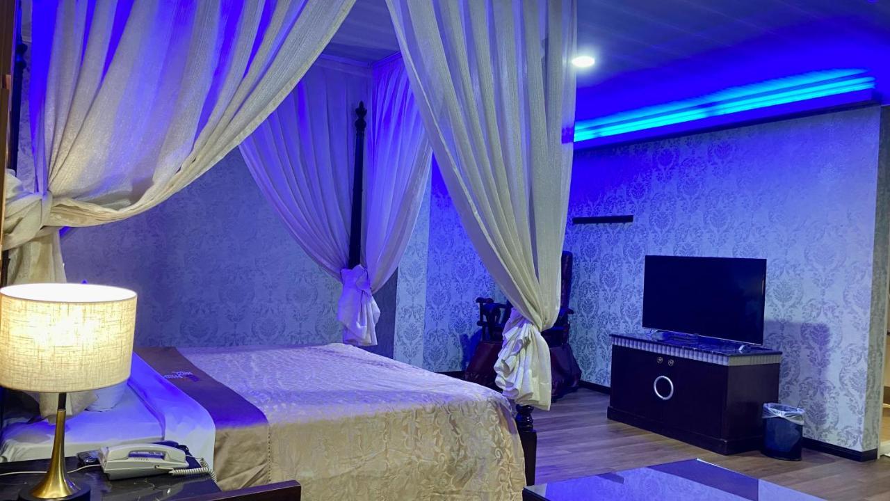 Huang Xing Motel Pingtung Bagian luar foto