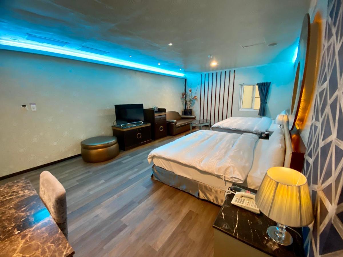 Huang Xing Motel Pingtung Bagian luar foto