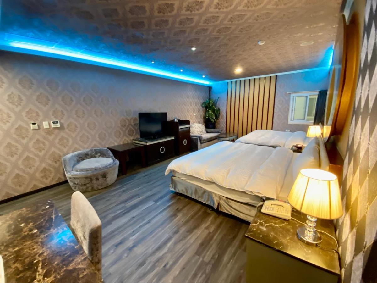 Huang Xing Motel Pingtung Bagian luar foto