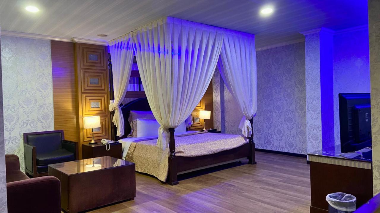 Huang Xing Motel Pingtung Bagian luar foto