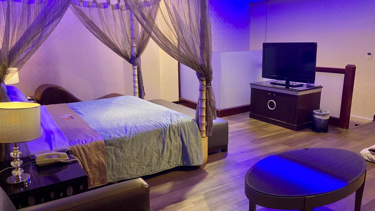 Huang Xing Motel Pingtung Bagian luar foto
