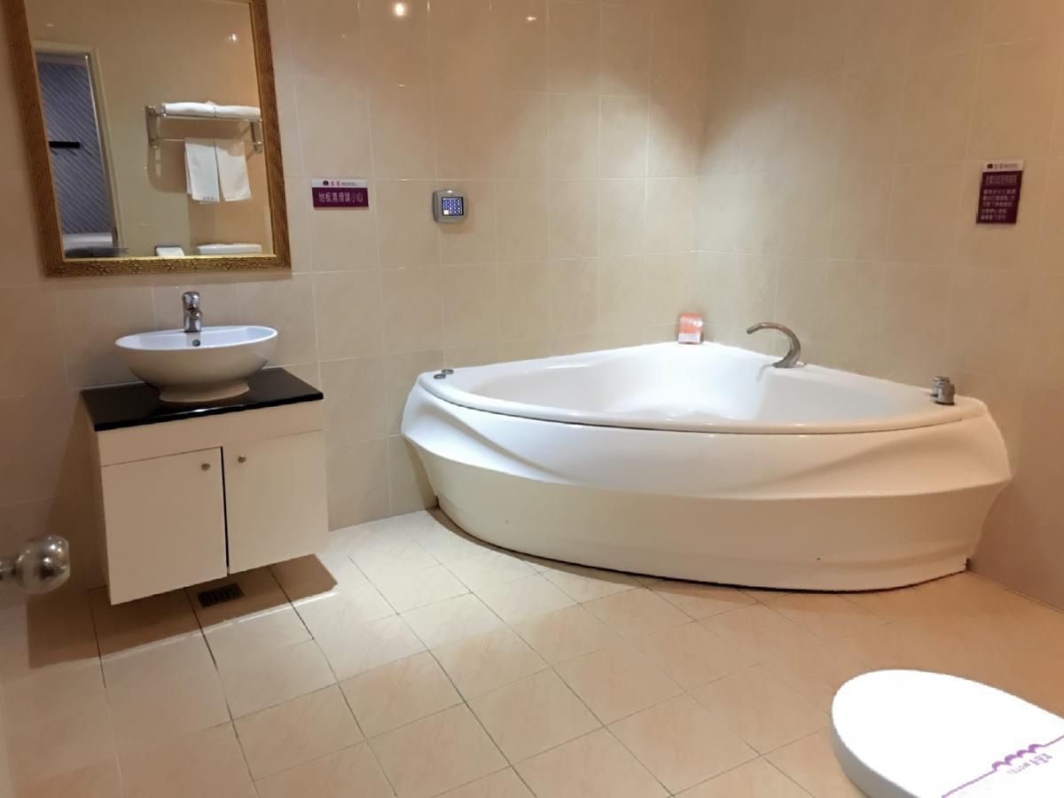 Huang Xing Motel Pingtung Bagian luar foto
