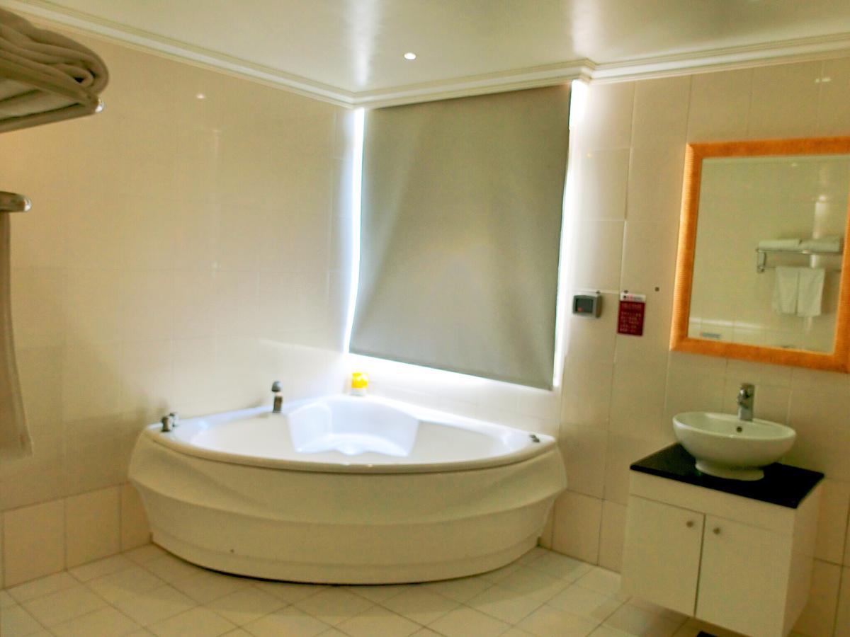 Huang Xing Motel Pingtung Bagian luar foto