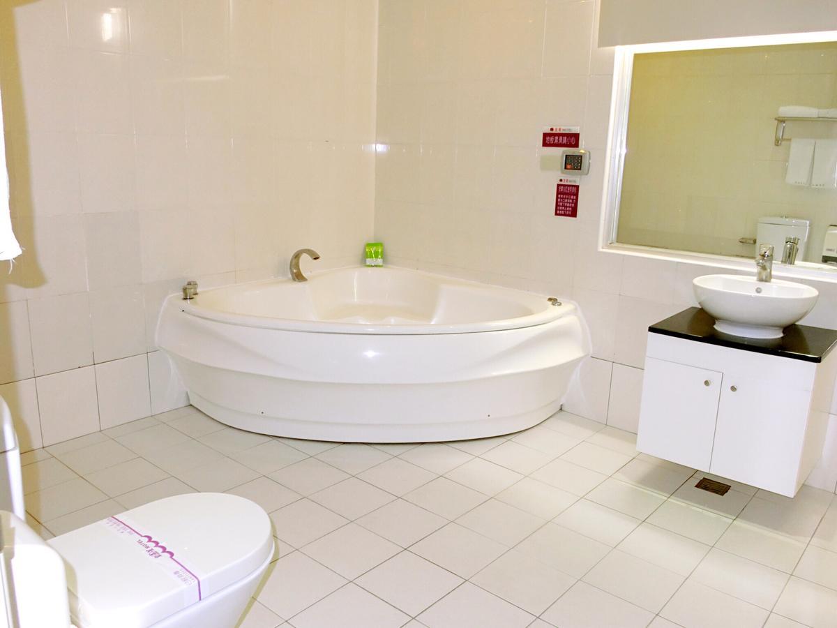 Huang Xing Motel Pingtung Bagian luar foto